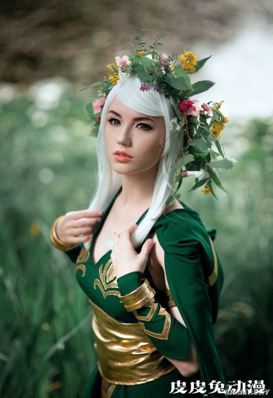 俄妹COS《血源》人偶妹子 精致娃娃脸完美还原