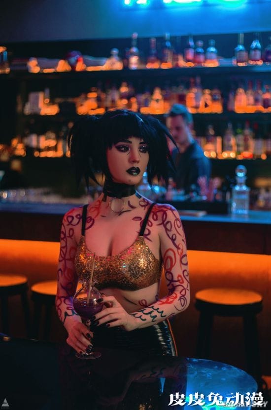 俄妹COS《血源》人偶妹子 精致娃娃脸完美还原