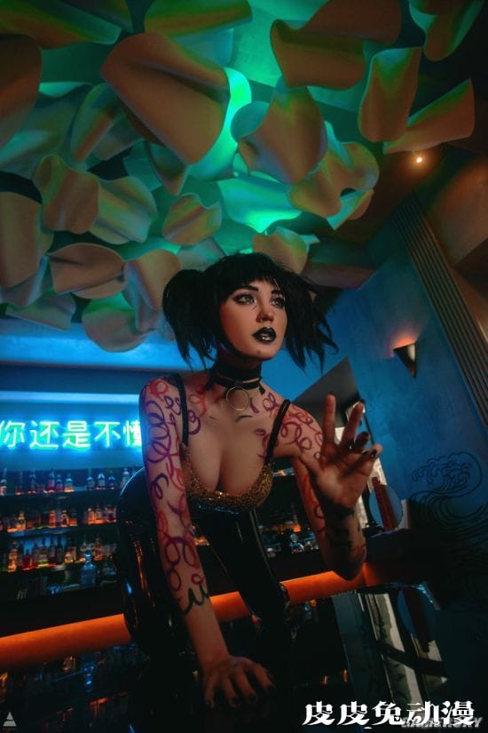 俄妹COS《血源》人偶妹子 精致娃娃脸完美还原