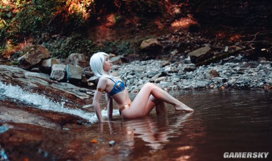 俄妹COS《血源》人偶妹子 精致娃娃脸完美还原