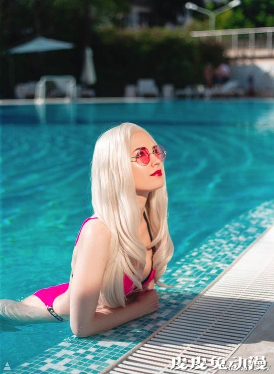 俄妹COS《血源》人偶妹子 精致娃娃脸完美还原