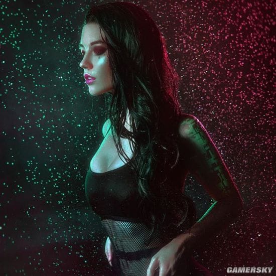 俄妹COS《血源》人偶妹子 精致娃娃脸完美还原