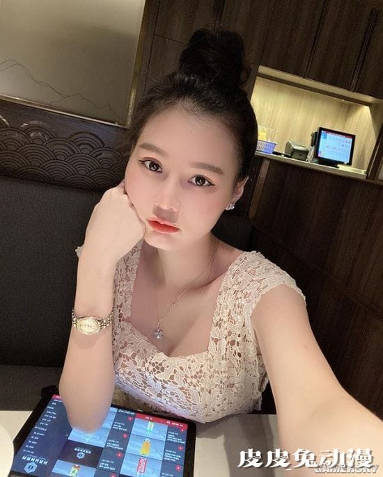 肤白貌美身材超有料 来自越南的娇嫩女主播ArBi