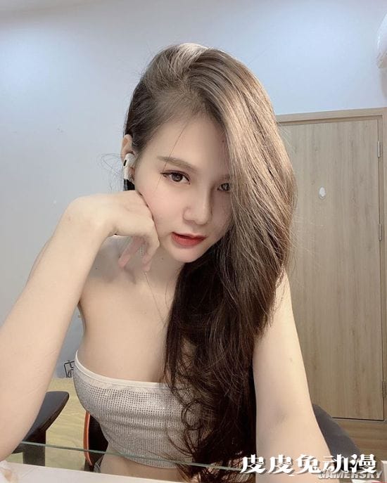 肤白貌美身材超有料 来自越南的娇嫩女主播ArBi