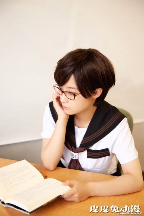 桥本环奈《小说之神》幕后照 戴眼镜的短发文艺少女-皮皮兔动漫