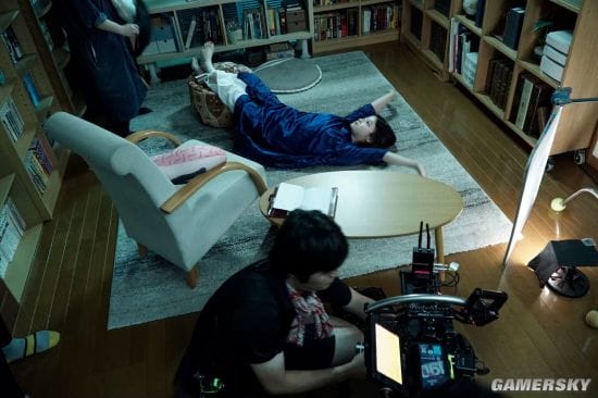 桥本环奈《小说之神》幕后照 戴眼镜的短发文艺少女