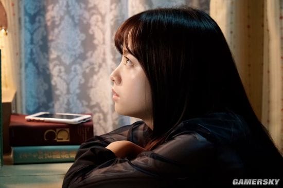 桥本环奈《小说之神》幕后照 戴眼镜的短发文艺少女