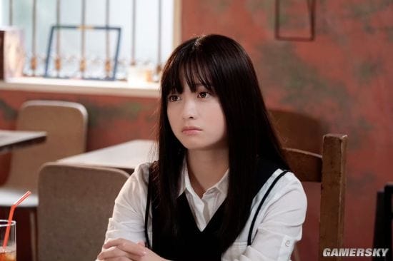 桥本环奈《小说之神》幕后照 戴眼镜的短发文艺少女