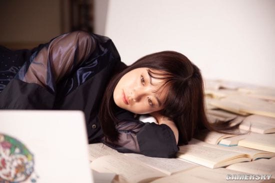 桥本环奈《小说之神》幕后照 戴眼镜的短发文艺少女