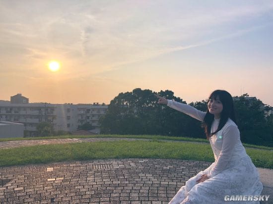 桥本环奈《小说之神》幕后照 戴眼镜的短发文艺少女