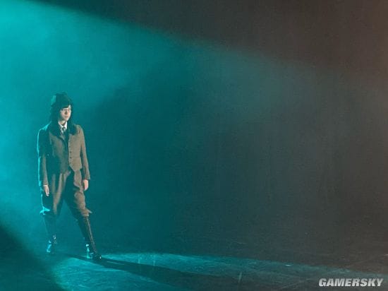 桥本环奈《小说之神》幕后照 戴眼镜的短发文艺少女