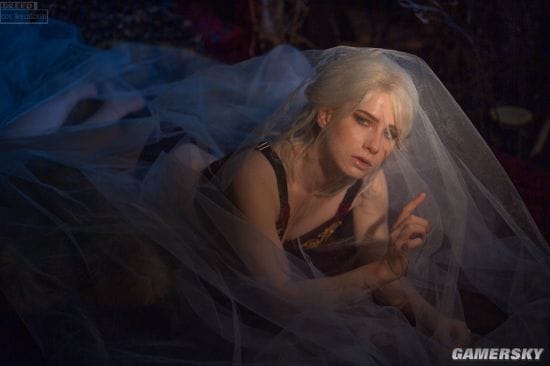 俄妹COS《巫师3》希里 薄纱下的神秘美体