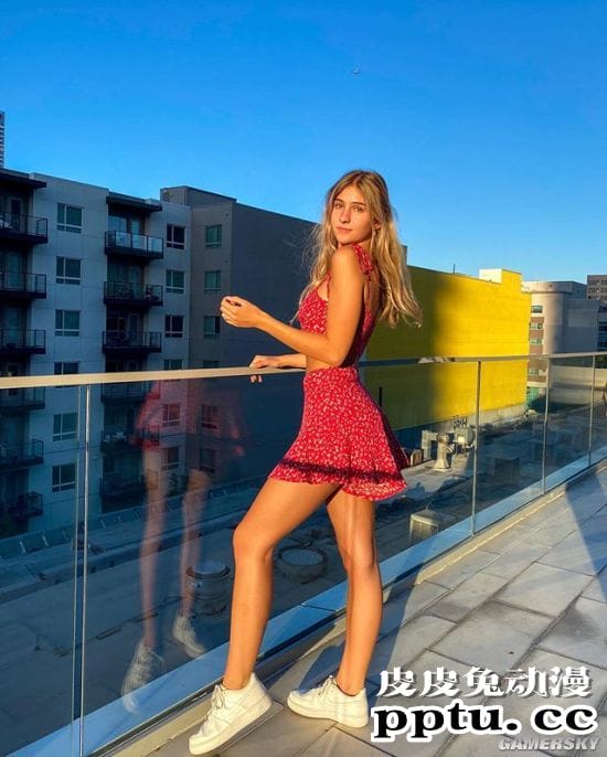 被比基尼品牌相中的超狂身材！足球校队辣妹Justine Ouellet