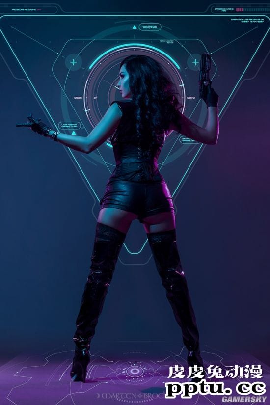 俄妹COS赛博朋克版叶奈法 皮衣女术士展现科技魔法