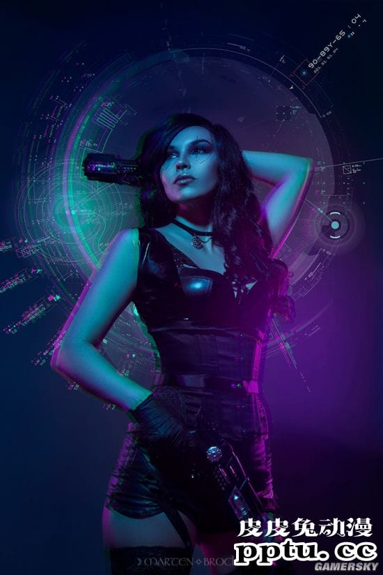 俄妹COS赛博朋克版叶奈法 皮衣女术士展现科技魔法