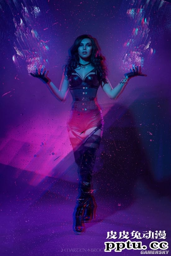 俄妹COS赛博朋克版叶奈法 皮衣女术士展现科技魔法