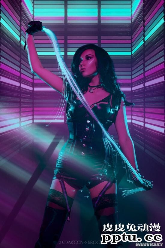 俄妹COS赛博朋克版叶奈法 皮衣女术士展现科技魔法