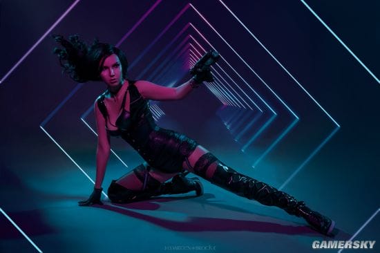 俄妹COS赛博朋克版叶奈法 皮衣女术士展现科技魔法