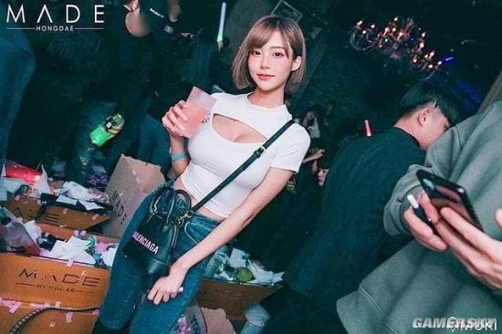 短发正妹真理裤秀身材 撑满背心的泰国白嫩网红模特Mina