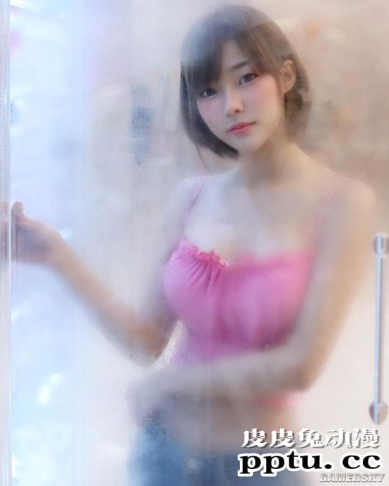 短发正妹真理裤秀身材 撑满背心的泰国白嫩网红模特Mina