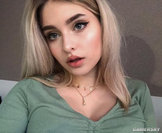 吊带包不住的好身材 俄罗斯神似芭比娃娃的精致嫩妹Maryana Moss