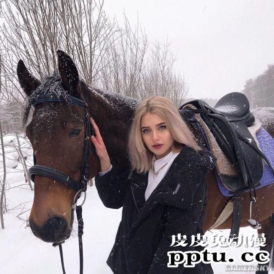 吊带包不住的好身材 俄罗斯神似芭比娃娃的精致嫩妹Maryana Moss