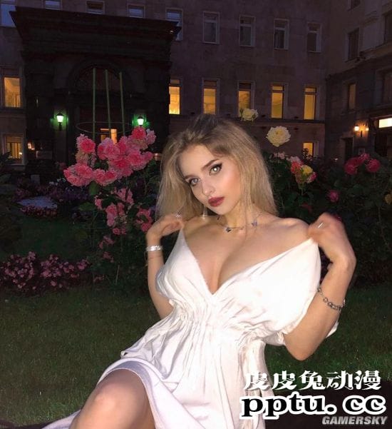 吊带包不住的好身材 俄罗斯神似芭比娃娃的精致嫩妹Maryana Moss