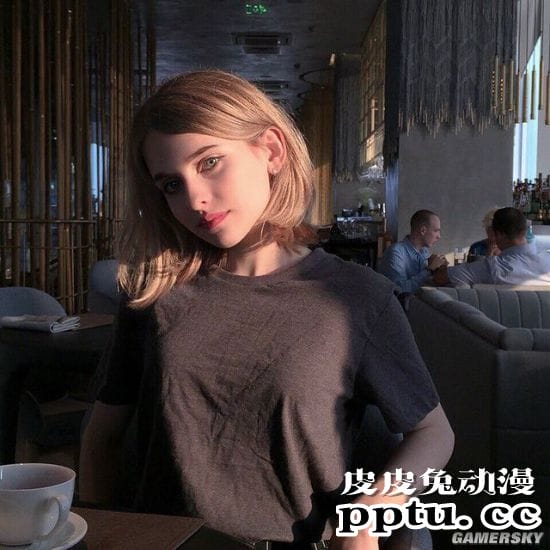 吊带包不住的好身材 俄罗斯神似芭比娃娃的精致嫩妹Maryana Moss