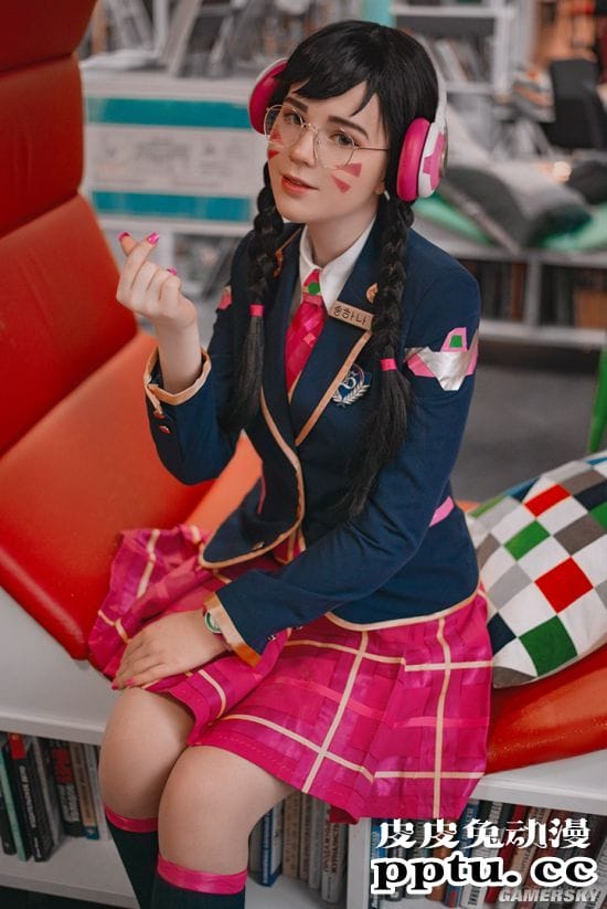 俄国萌妹COS《守望先锋》 多版本D.va俏皮可爱