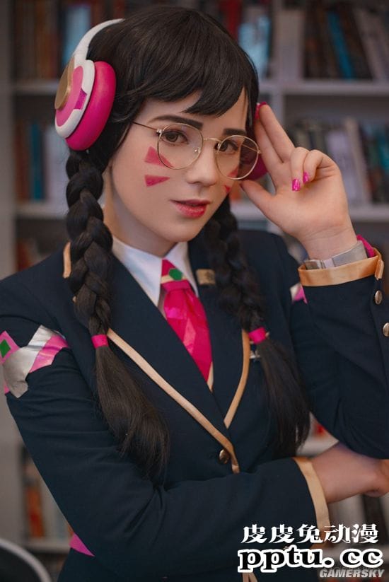 俄国萌妹COS《守望先锋》 多版本D.va俏皮可爱