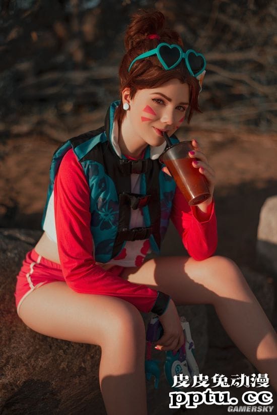 俄国萌妹COS《守望先锋》 多版本D.va俏皮可爱