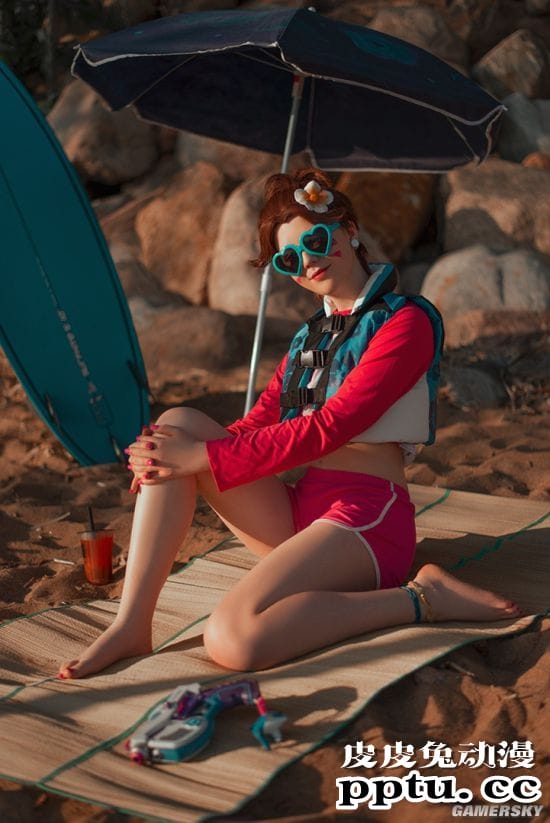 俄国萌妹COS《守望先锋》 多版本D.va俏皮可爱