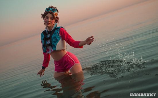 俄国萌妹COS《守望先锋》 多版本D.va俏皮可爱