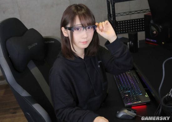 日本COSER伊织萌拍摄电竞眼镜代言写真 看美女眼睛会累吗？