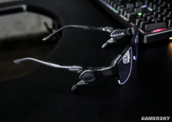 日本COSER伊织萌拍摄电竞眼镜代言写真 看美女眼睛会累吗？