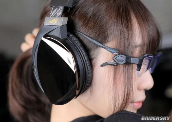 日本COSER伊织萌拍摄电竞眼镜代言写真 看美女眼睛会累吗？