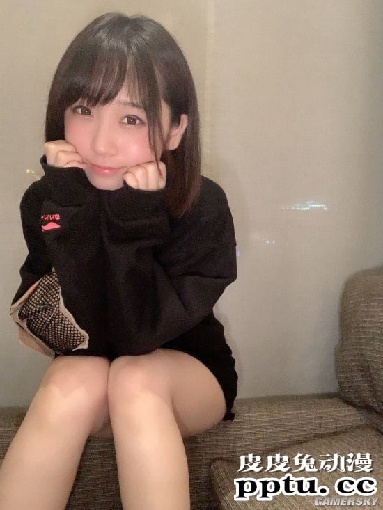 日本COSER伊织萌拍摄电竞眼镜代言写真 看美女眼睛会累吗？