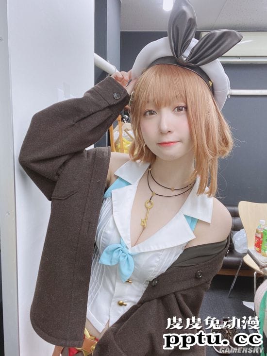 日本COSER伊织萌拍摄电竞眼镜代言写真 看美女眼睛会累吗？