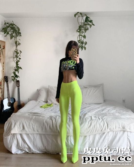 极致腰臀比过于显眼 美国御姐级模特纤腰惊人