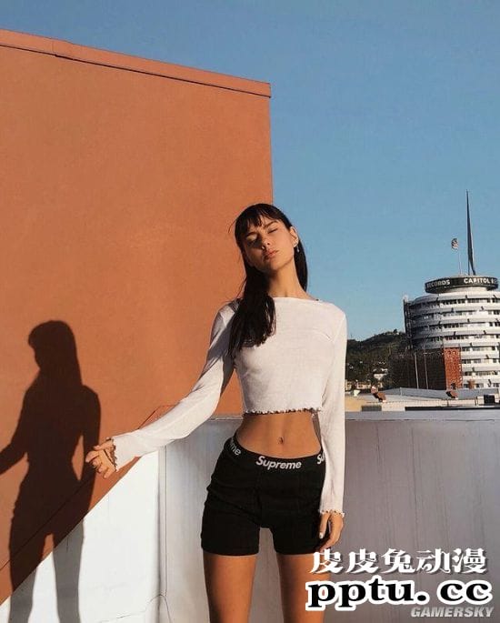 极致腰臀比过于显眼 美国御姐级模特纤腰惊人