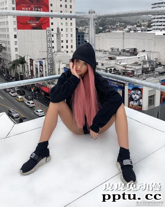 极致腰臀比过于显眼 美国御姐级模特纤腰惊人