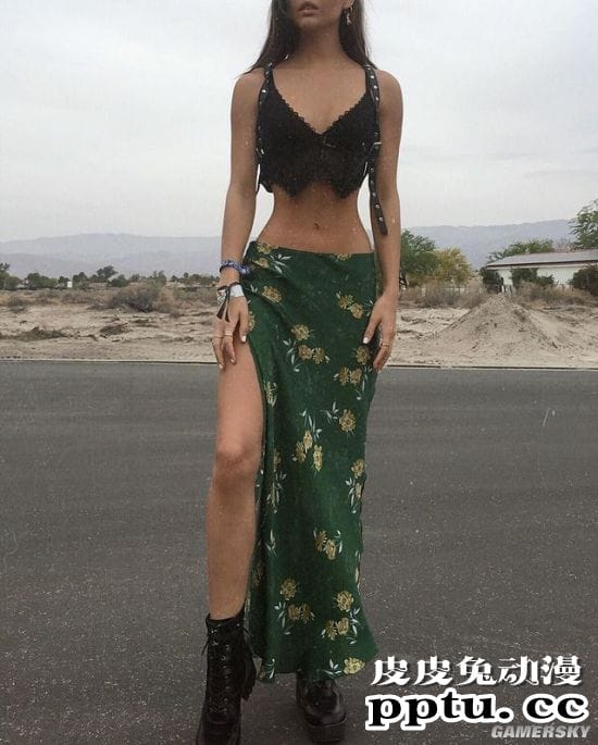 极致腰臀比过于显眼 美国御姐级模特纤腰惊人