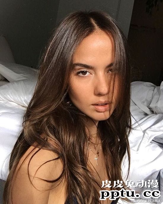 极致腰臀比过于显眼 美国御姐级模特纤腰惊人