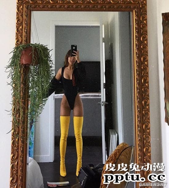 极致腰臀比过于显眼 美国御姐级模特纤腰惊人