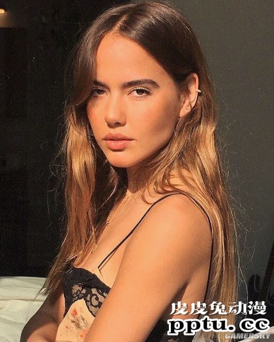 极致腰臀比过于显眼 美国御姐级模特纤腰惊人