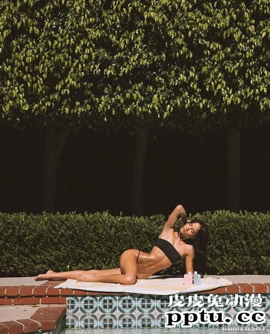 极致腰臀比过于显眼 美国御姐级模特纤腰惊人