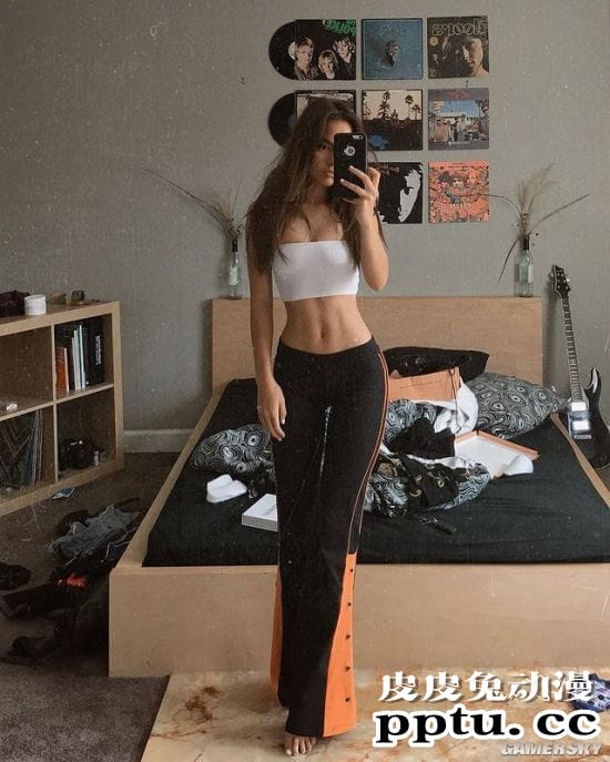 极致腰臀比过于显眼 美国御姐级模特纤腰惊人