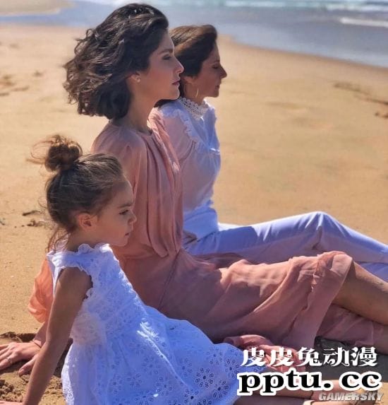 复制粘贴般的美貌 三代美女的超模Nour Arida一家