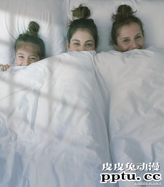 复制粘贴般的美貌 三代美女的超模Nour Arida一家