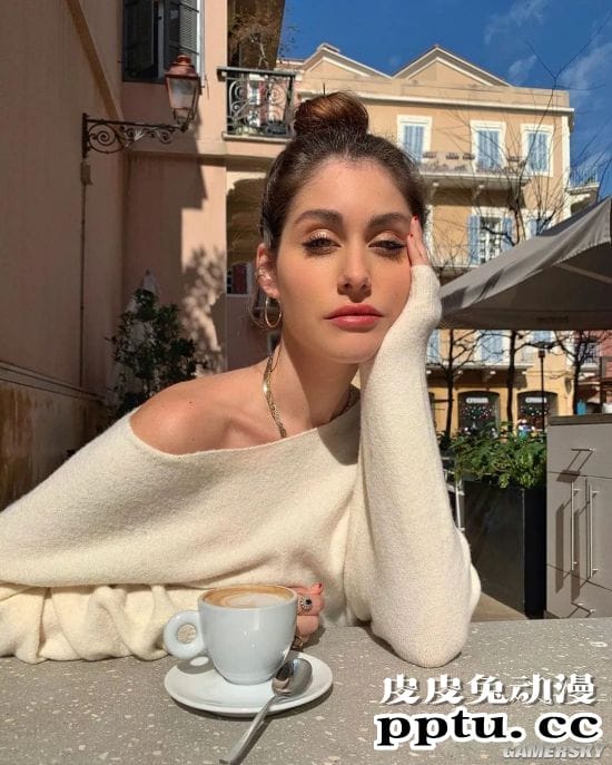 复制粘贴般的美貌 三代美女的超模Nour Arida一家